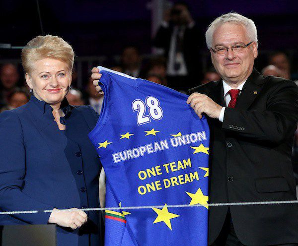 Президент Литвы Даля Грибауйскайте вручает президенту Хорватии Иво Йосиповичу футболку с лозунгами ЕС