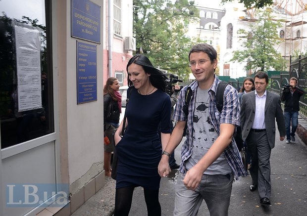 Ольга Сницарчук и Владислав Содель у входа в здание суда