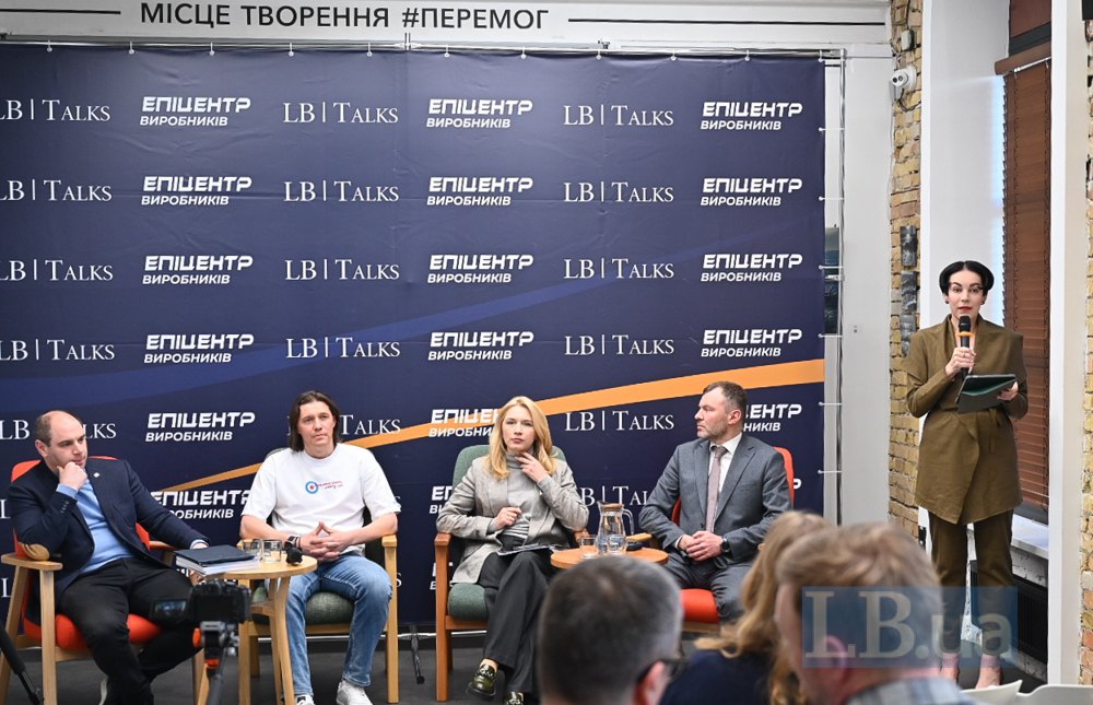 Дмитро Кисилевський, Артур Міхно, Юлія Жовтяк, Віталій Кіндратів і шеф-редакторка <i>LB.ua</i> Cоня Кошкіна