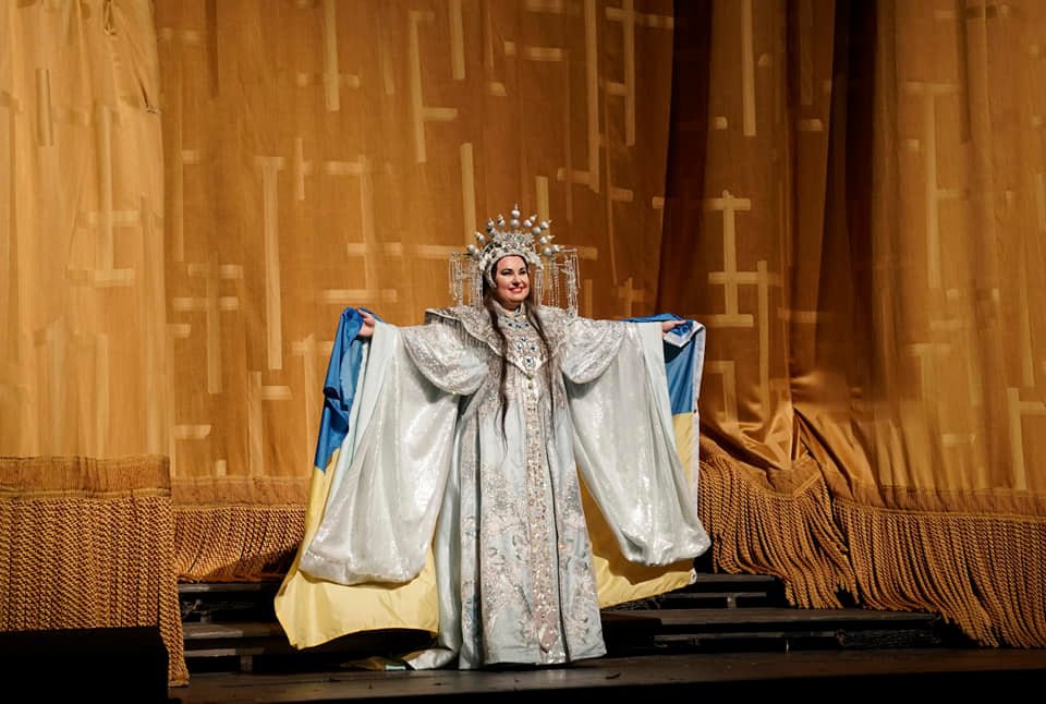 Українська оперна співачка Людмила Монастирська вийшла на поклон на сцену нью-йоркської Metropolitan Opera, загорнута у величезний український прапор, після опери Пуччіні ‘Турандот’.