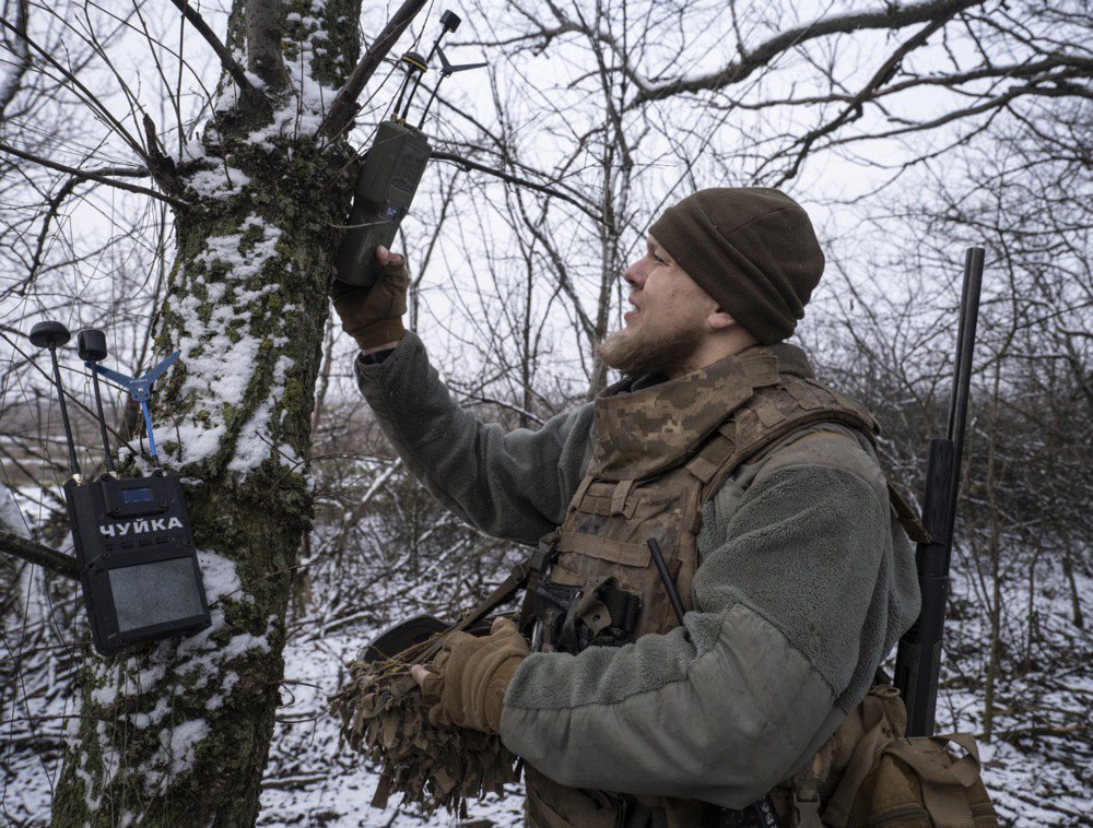 Боєць ЗСУ 93 механізованої бригади готується до пілотування <i>FPV</i> на позиції в Донецькій області