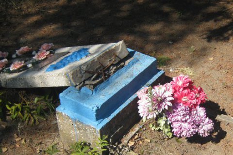 Вандали зруйнували понад 150 надгробків на кладовищі в Одеській області