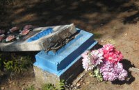 Вандалы разрушили более 150 надгробий на кладбище в Одесской области 