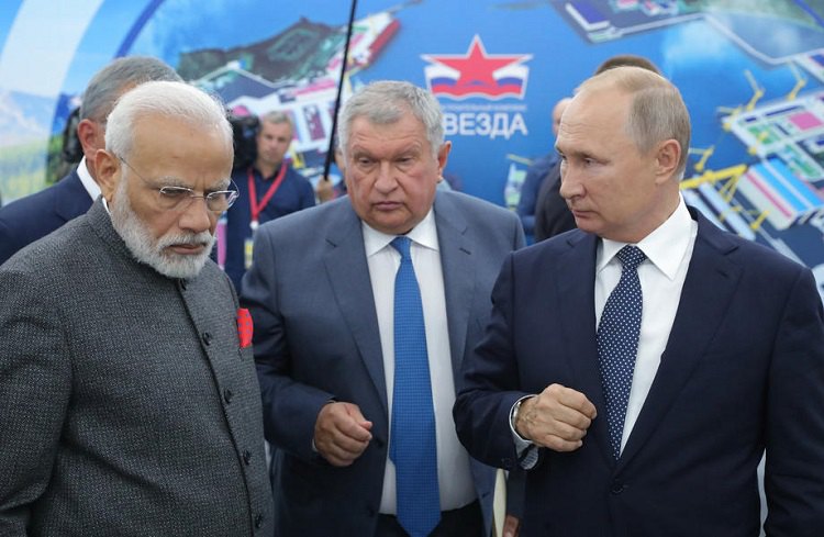 Премьер-министр Индии Нарендра Моди (слева), генеральный директор «Роснефти» Игорь Сечин (слева) и президент России Владимир Путин (справа)