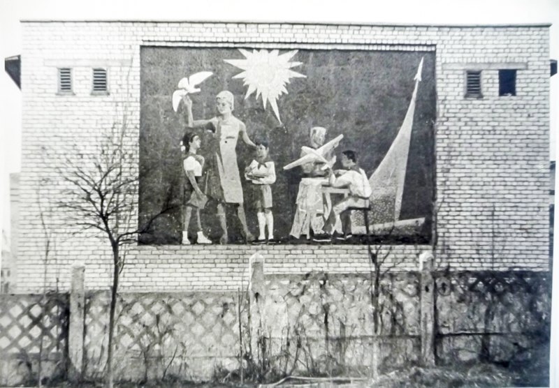 Мозаїчне панно «Вчителька з групою дітей» 1965 р.