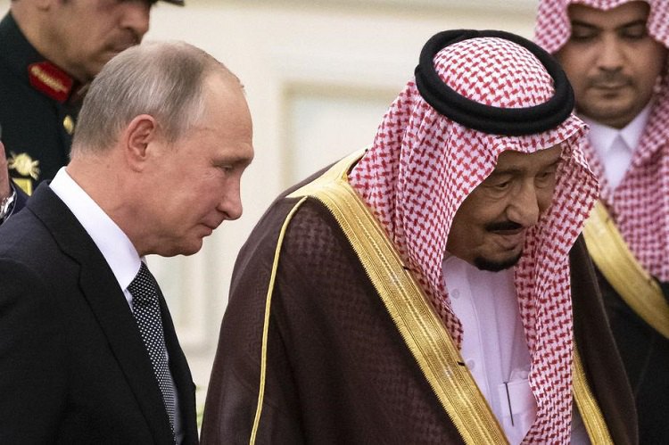 Президент России Владимир Путин (слева) и король Саудовской Аравии Салман бин Абдель Азиз Аль Сауд 