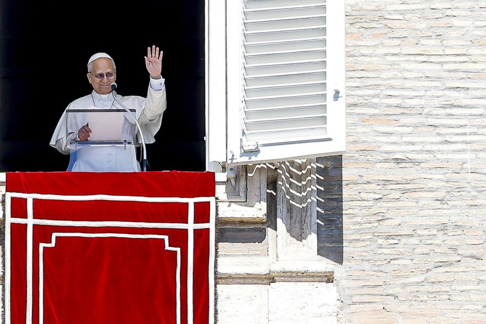 Папа Лев XIV звертається до вірян з вікна свого кабінету в Апостольському палаці у Ватикані, 6 квітня 2026 року.