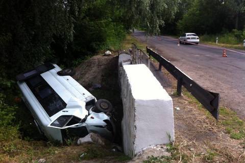 У Луганській області перекинувся бус, 12 людей постраждали