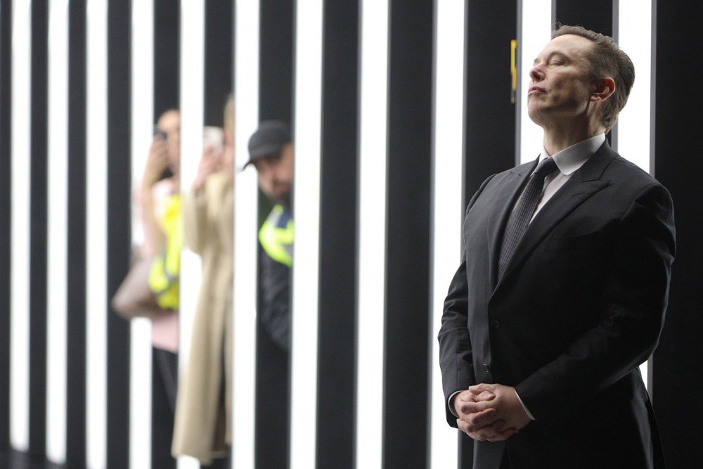 Гендиректор <i>Tesla</i> Ілон Маск у день відкриття заводу в Грюнгайде поблизу Берліна, 22 березня 2022 року.