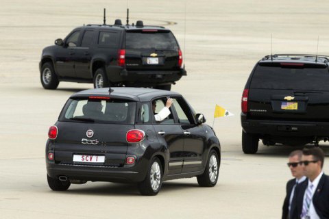 Черный Fiat  Папы Римского продан на аукционе за $300 тысяч