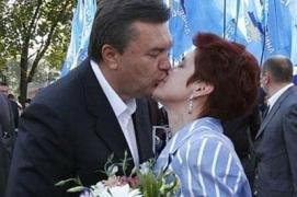 Прочность семьи важна для Януковича и Азарова