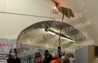 В киевском метро произошел пожар, огонь тушили шваброй