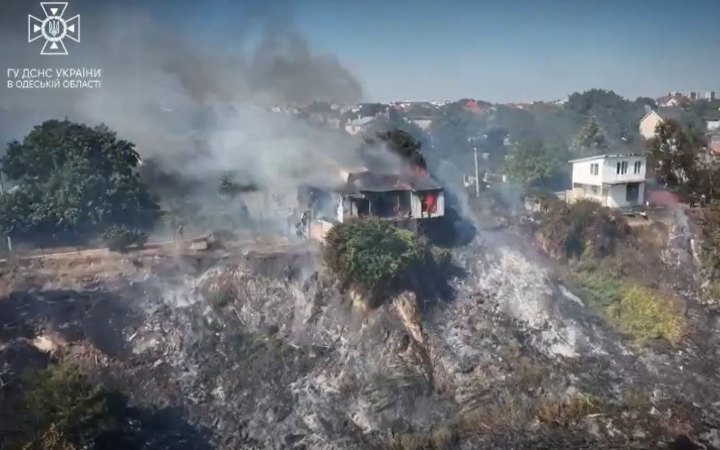 В Одесі понад 4 години боролись із масштабною пожежею