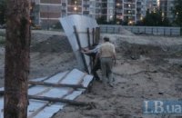 Киевляне пытаются защитить десткую площадку от подземного паркинга