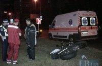 На Броварському проспекті в Києві мотоцикл вилетів з дороги і збив знак