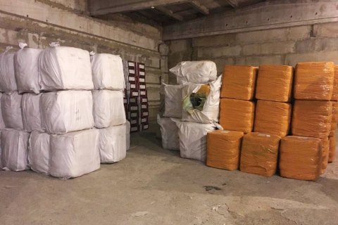 У порту Одеси вилучили 30 тонн контрабандного зимового одягу з Китаю