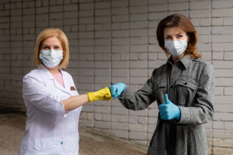 Марина Порошенко передала Александровской больнице Киева еще 5 отремонтированных аппаратов ИВЛ
