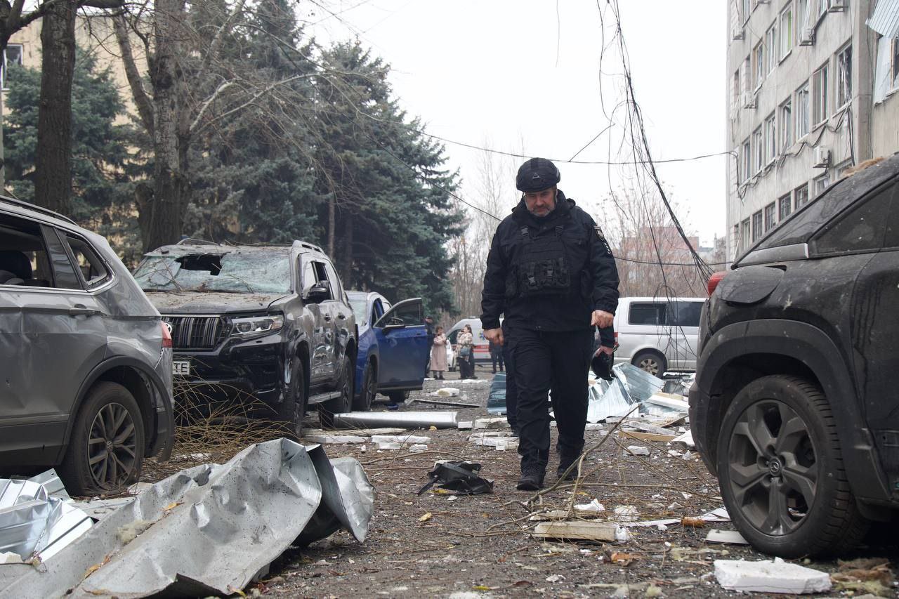 Рятувальник на місці обстрілу у Дніпрі