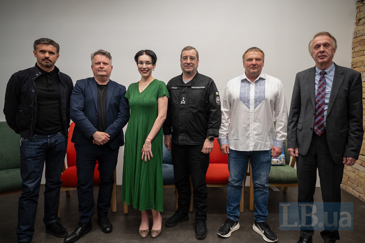 Зліва-направо: Ігор Ліскі, Сергій Кислиця, Соня Кошкіна, Вадим Скібіцький, Вадим Денисенко і Володимир Огризко