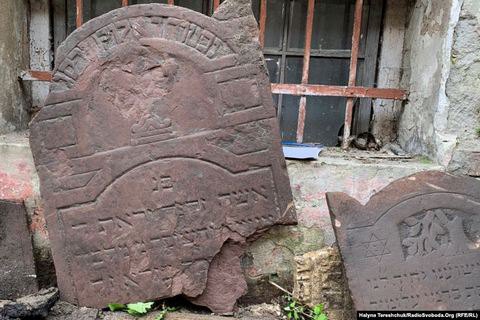 На подвір'ї колишнього НКВС у Львові знайшли десятки надгробних єврейських плит