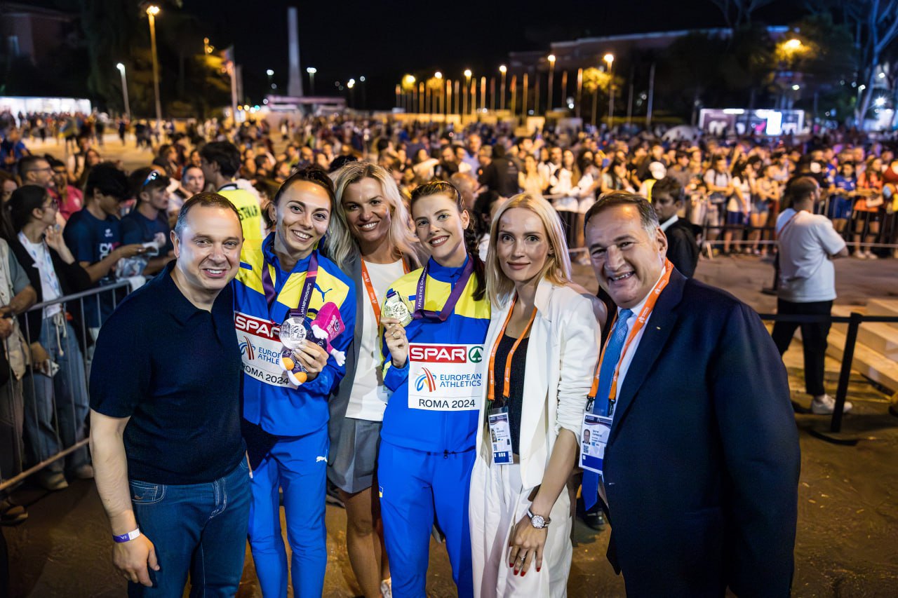 Ольга Саладуха і Вадим Гутцайт (ліворуч) з олімпійськими призерками Ігор-2024