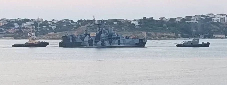 Російський корабель Самум, імовірно після атаки дрона СБУ, якого буксирують у Севастополі. 