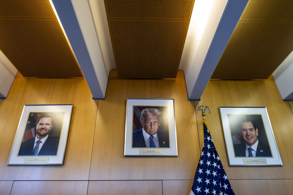 Портрети віце-президента США Джей Ді Венса, президента Дональда Трампа та державного секретаря США Марко Рубіо в Місії США при ООН у Женеві, 11 лютого 2026 року.