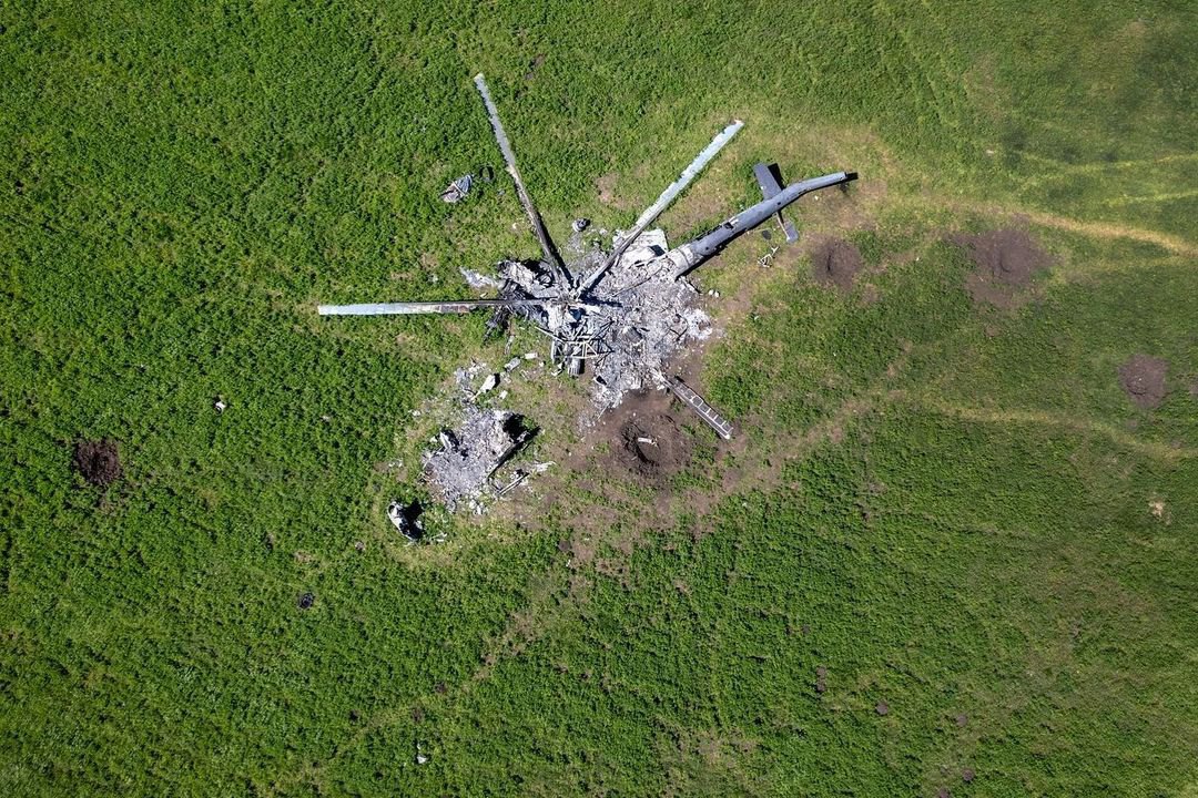 Залишки російського гелікоптера лежать у полі з воронками від снарядів у Бісквітному на схід від Харкова. 