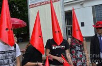 Активисты нашли для милиции  "снежного террориста" в красной шапке