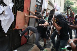 В Бразилии полиция разогнала акцию протеста учителей слезоточивым газом