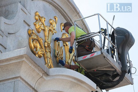 На Майдане Независимости впервые помыли Стелу