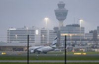 ​У найбільшому аеропорту Нідерландів через негоду скасували сотні рейсів