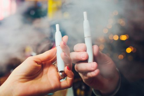 Депутаты рассмотрят запрет продажи электронных сигарет и IQOS детям