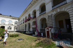 Защитники Гостиного двора захватили строительный кран