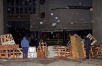 Невідомі захопили будівлі Ради і Радміну Криму