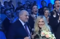Лукашенко потанцював з випускниками вузів під Повалій