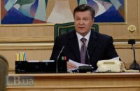Януковичу подарили форму пограничника
