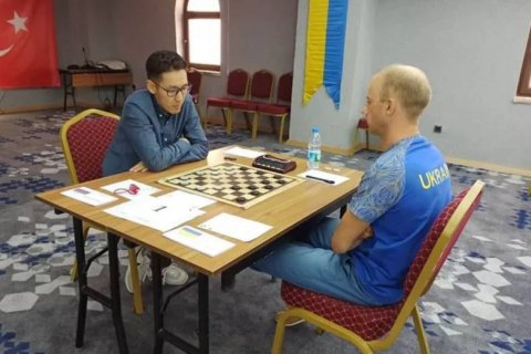 Украинец Аникеев выиграл финал у россиянина и стал чемпионом Европы по шашкам-64