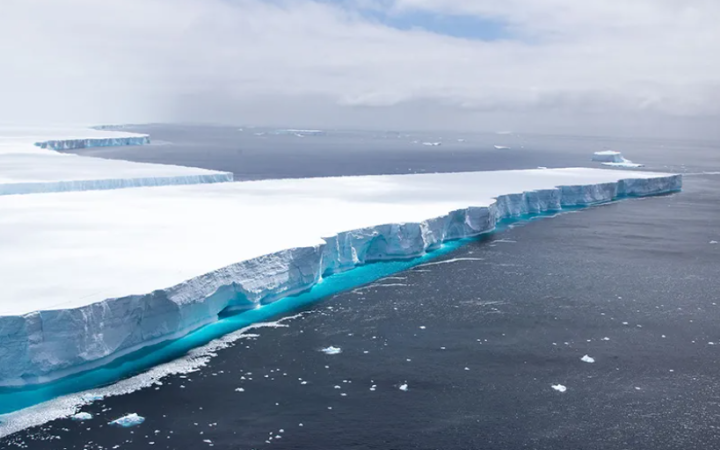 Найбільший у світі айсберг А23а дрейфує після 30 років на дні океану