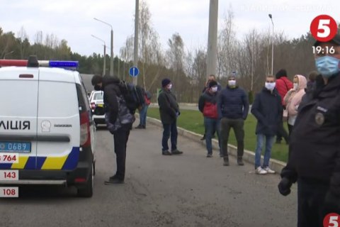Украинцы, которые вернулись из Европы через "Ягодин",  прямо на границе устроили протест против обсервации