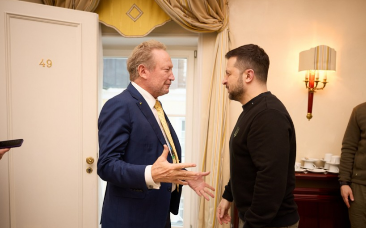 Зустріч президента України Володимира Зеленського з австралійським бізнесменом і філантропом, засновником однієї з
найбільших гірничодобувних компаній світу <i>Fortescue Metals Group (FMG)</i> Ендрю Форрестом у Мюнхені.