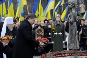 Янукович почтит память жертв голодоморов в Украине