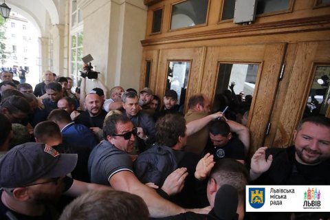 Во Львовском горсовете протестующие выломали дверь и устроили драку