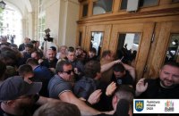 Во Львовском горсовете протестующие выломали дверь и устроили драку