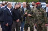 ​Зеленський у Німеччині відвідав військову базу, де тренуються українські бійці 