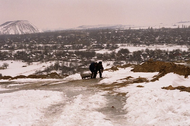 2002 рік, Брянка Луганської області. Серія про шахтарів-нелегалів.