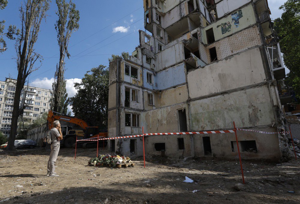 Чоловік біля будинку зруйнованого внаслідок&nbsp;російської атаки 31 липня.