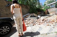 В центре Киева обрушилась стена дома, раздавив авто