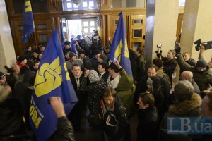 Депутатов и прессу не пустили в Киевсовет