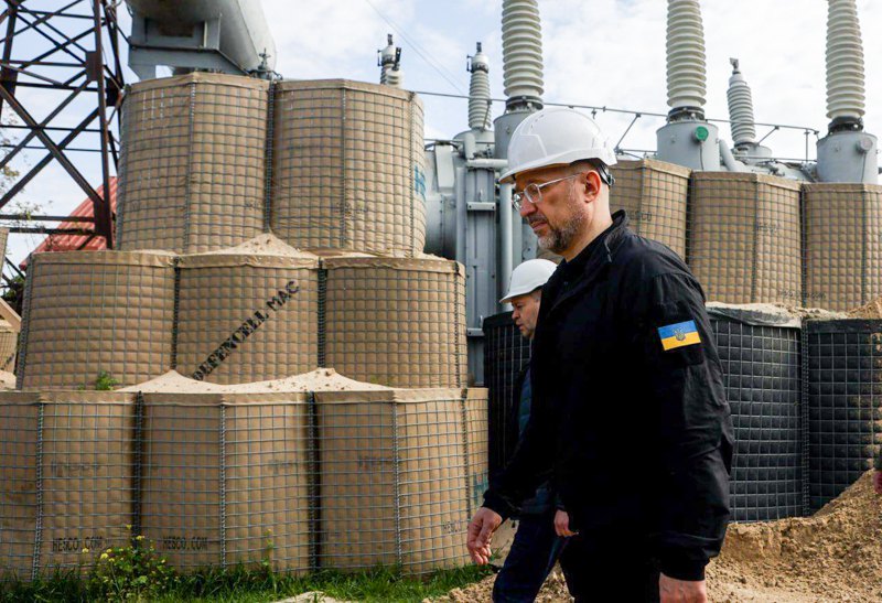 Прем'єр Денис Шмигаль під час поїздки до Львівської та Волинської областей з перевіркою будівництва другого рівня захисту енергетичних підстанцій. 